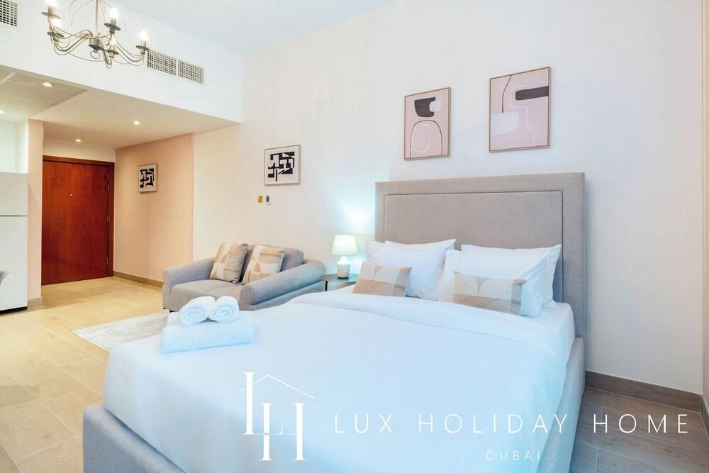 LUX  The Marina View Suite 1 — 7
