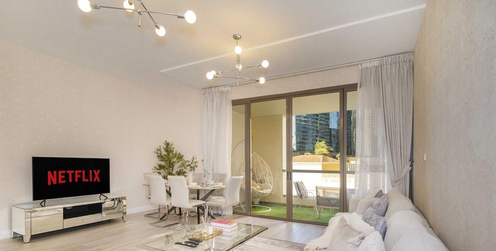 LUX  The JBR Premium Sea View Suite — 1