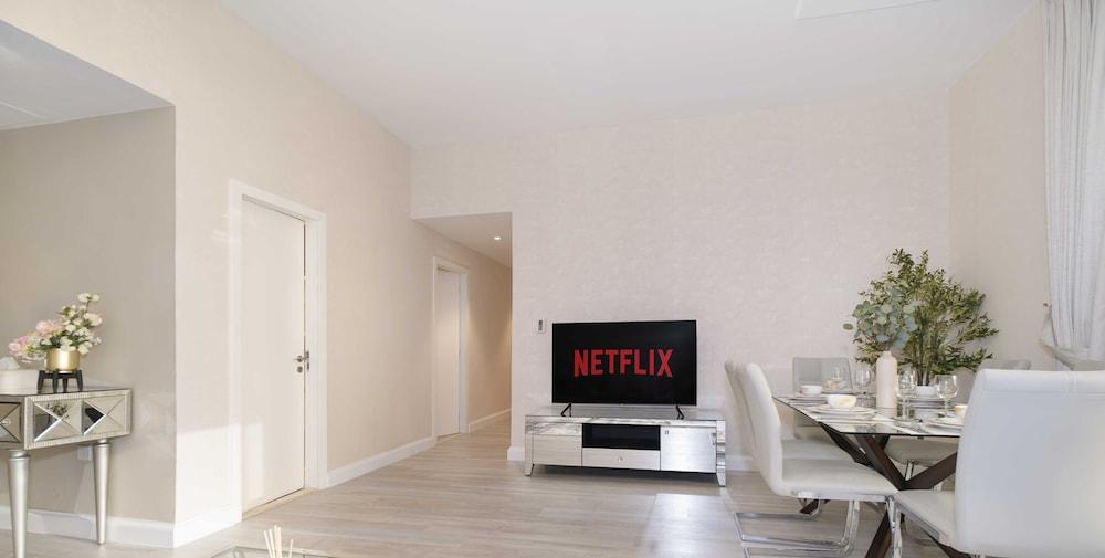 LUX  The JBR Premium Sea View Suite — 4