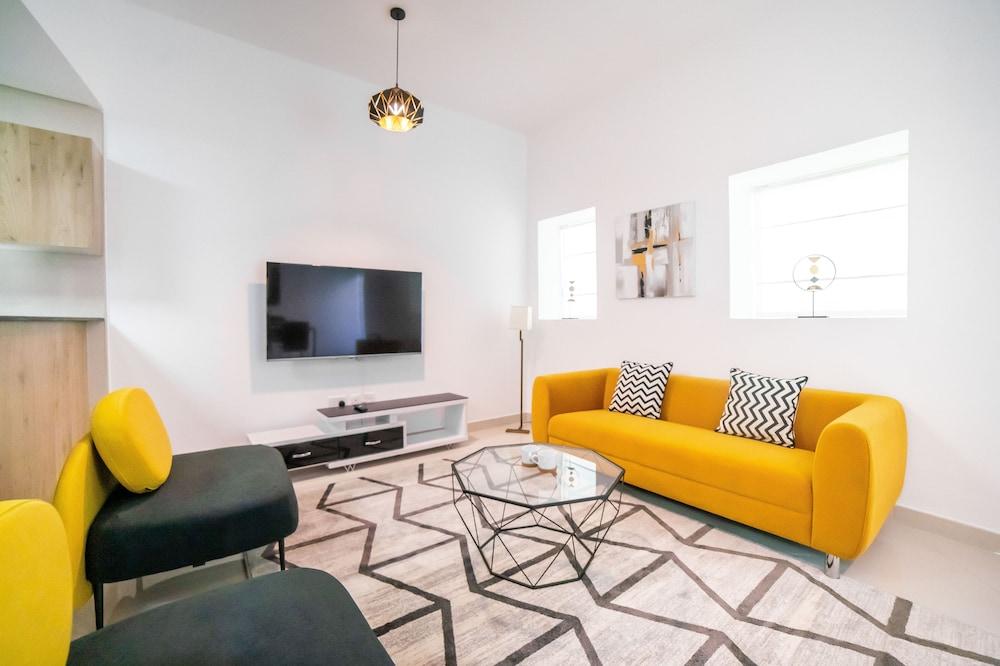Luton Vacation Homes Continental Tower — 1
