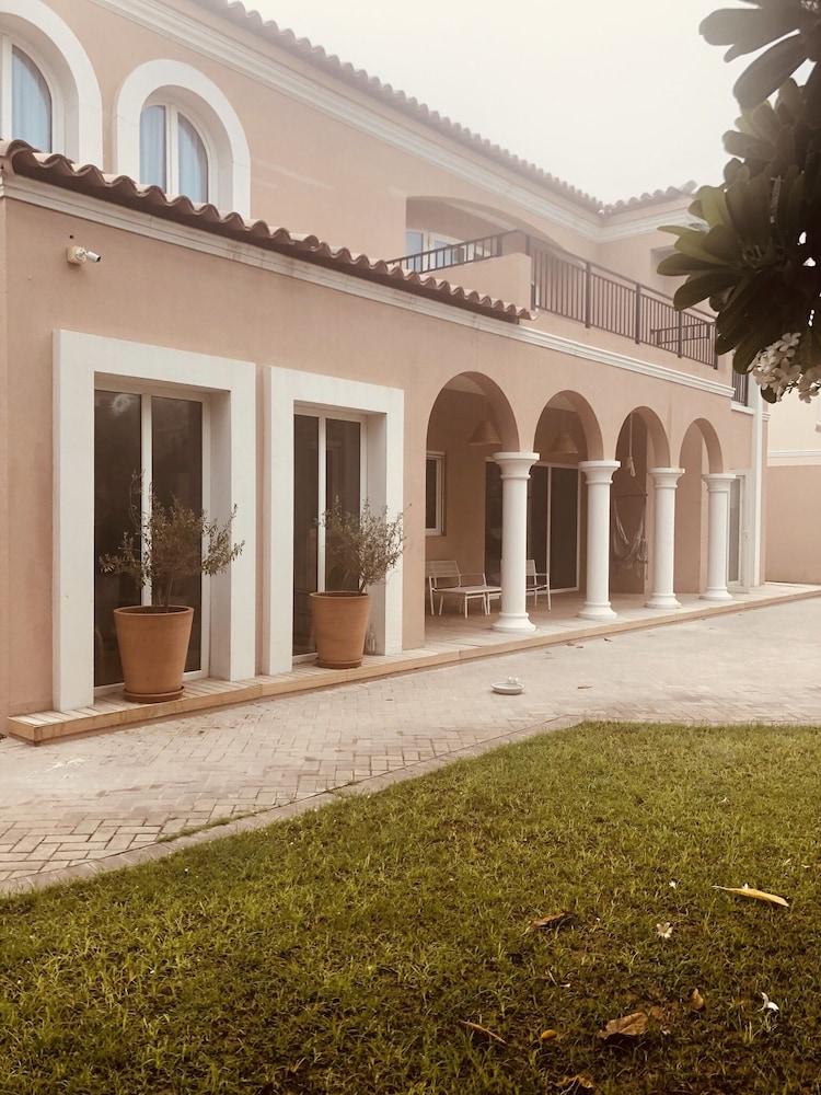 Impeccable 5 Beds Villa in Dubai — 1