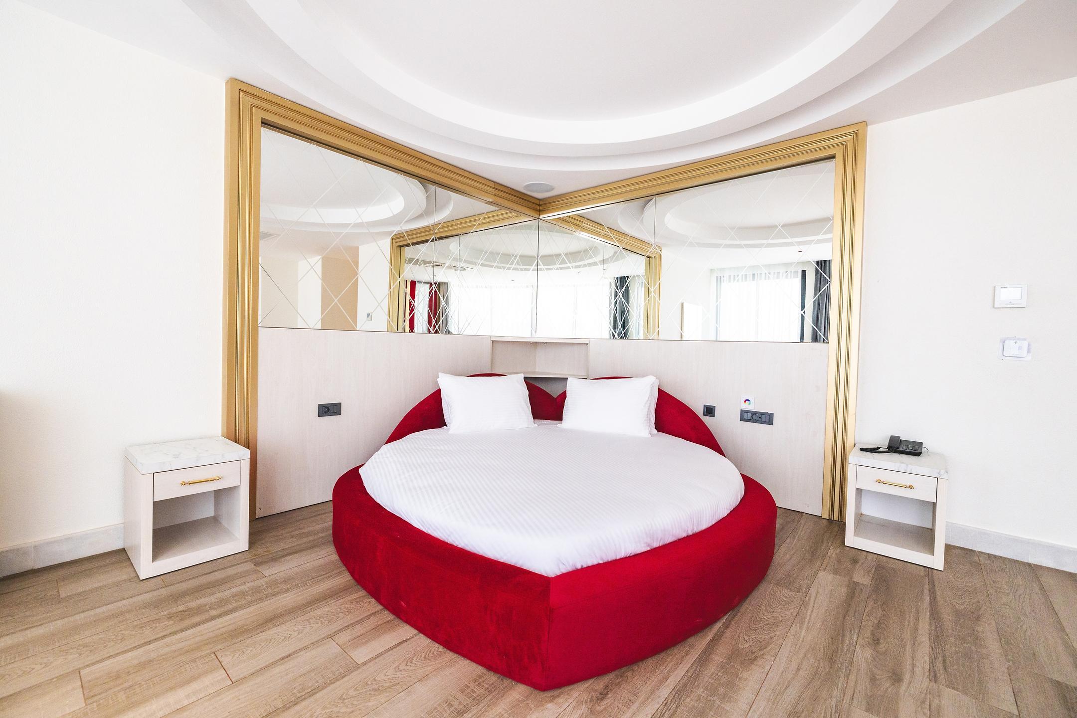 Granada Luxury Red +16 Adult Only — 5
