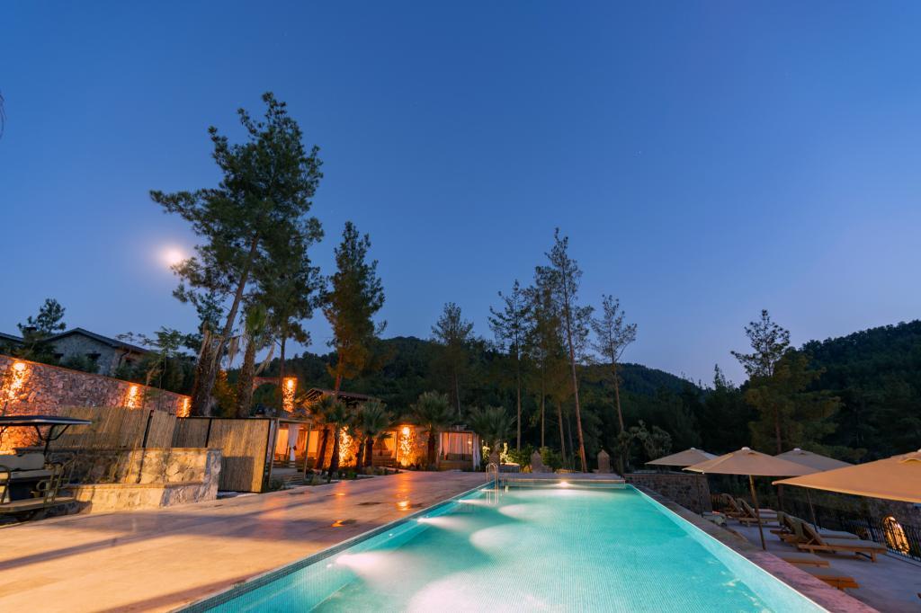 IZZ Getaway (+16 Adults Only) — 1