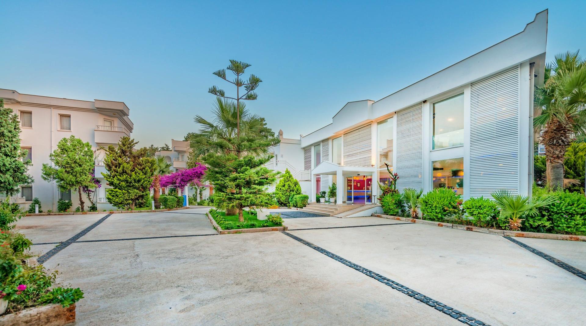 Bendis Beach Hotel — 1