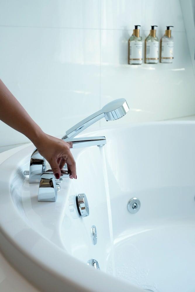 Wyndham Grand Istanbul Kalamis Marina Hotel — 8