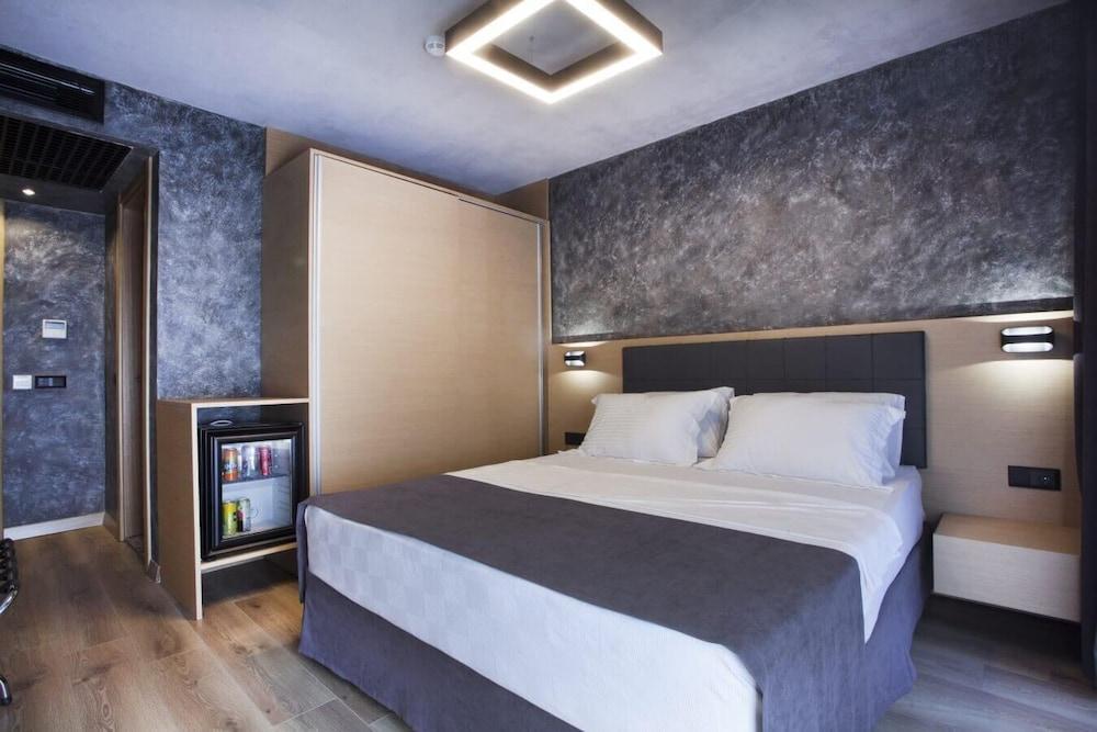 Redstone Hotel — 2