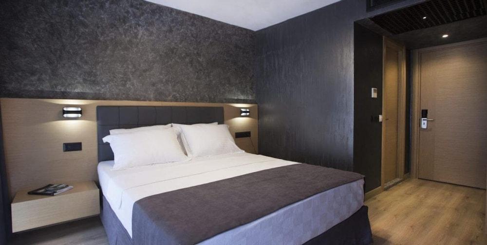 Redstone Hotel — 3