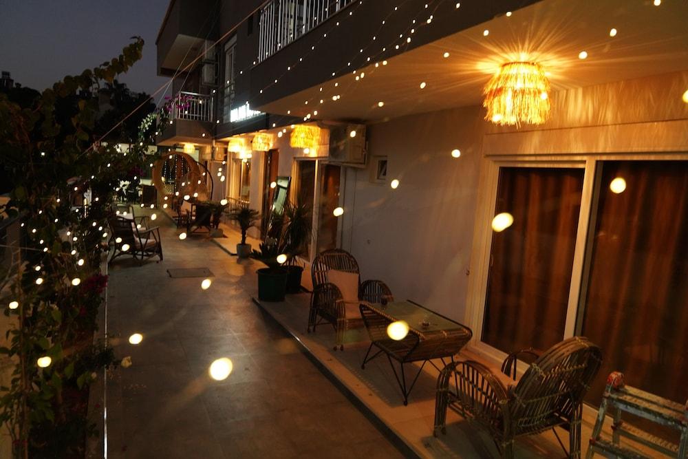 Dea Del Hotel — 9