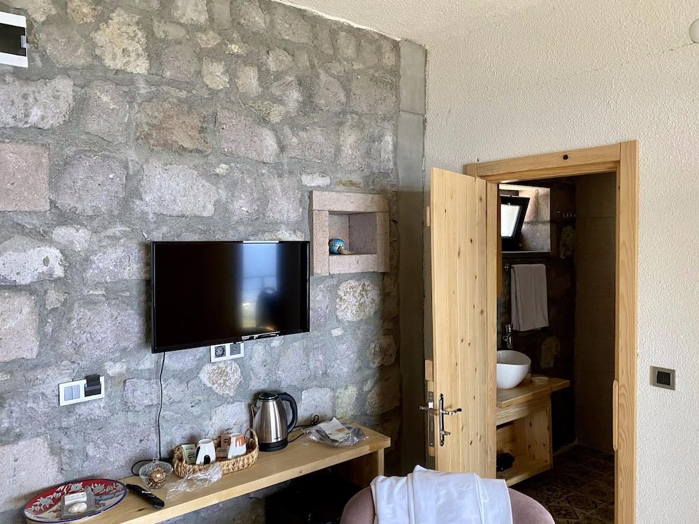 Assos Karadut Tas Otel — 1