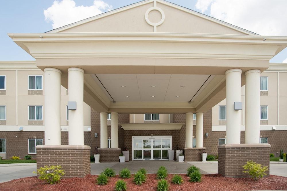 HOLIDAY INN EXPRESS HOTEL & SUITES ALBERT LEA - I-35 — 4