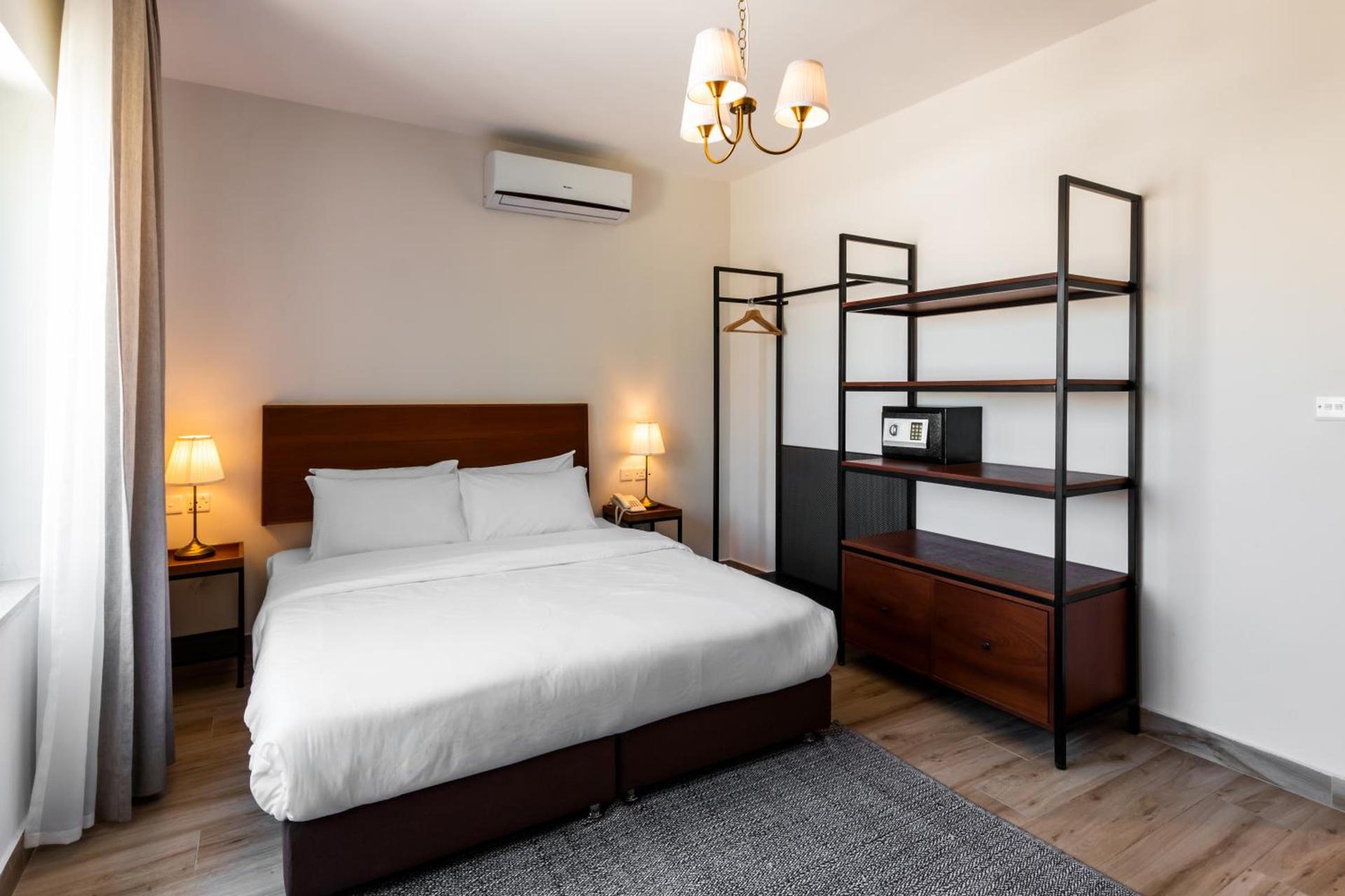 CANARY HOTEL 69454 — 9