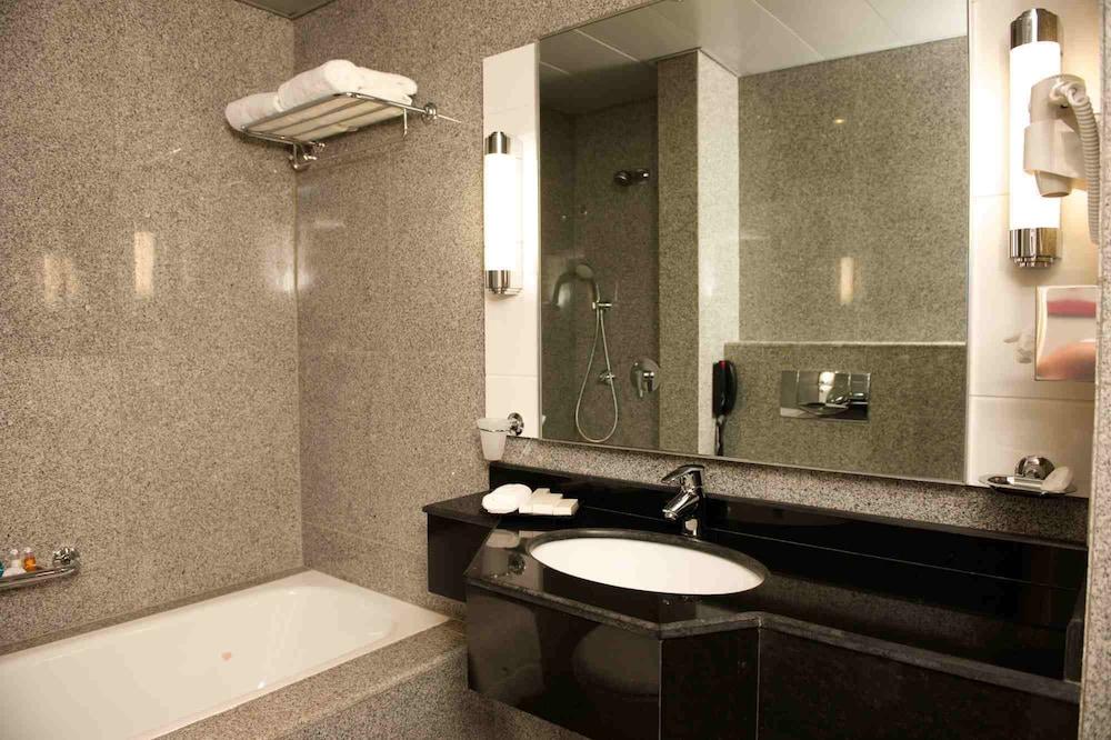 The Avenue Suites 1142338 — 10
