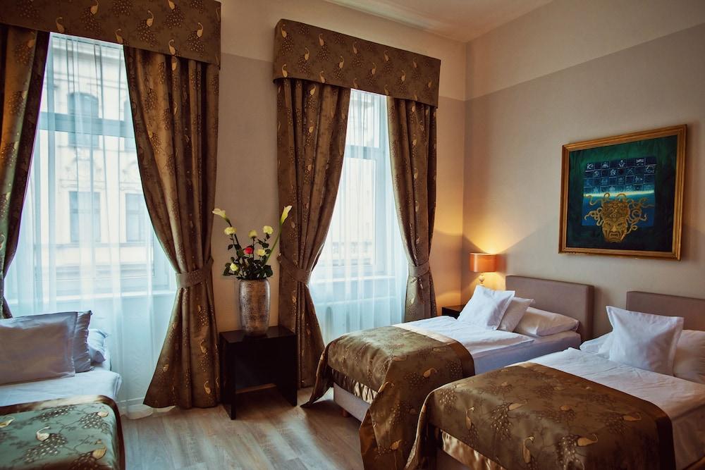 Hotel Julian — 9