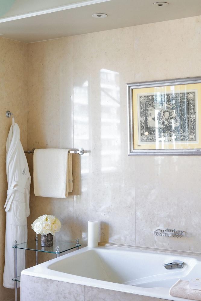 Four Seasons Hotel George V, Paris 7194 — 9
