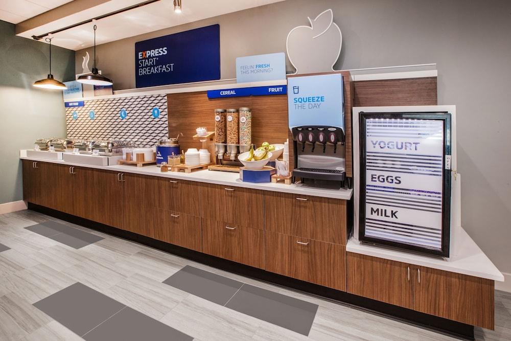 HOLIDAY INN EXPRESS SAN DIEGO SOUTH - CHULA VISTA — 9