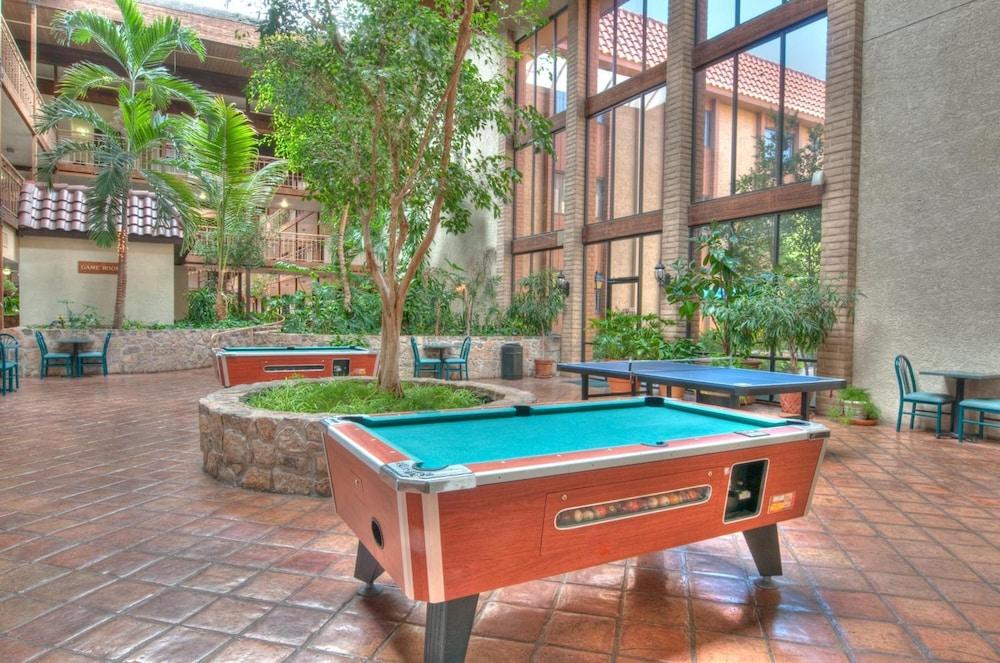 MCM Elegante Suites — 7
