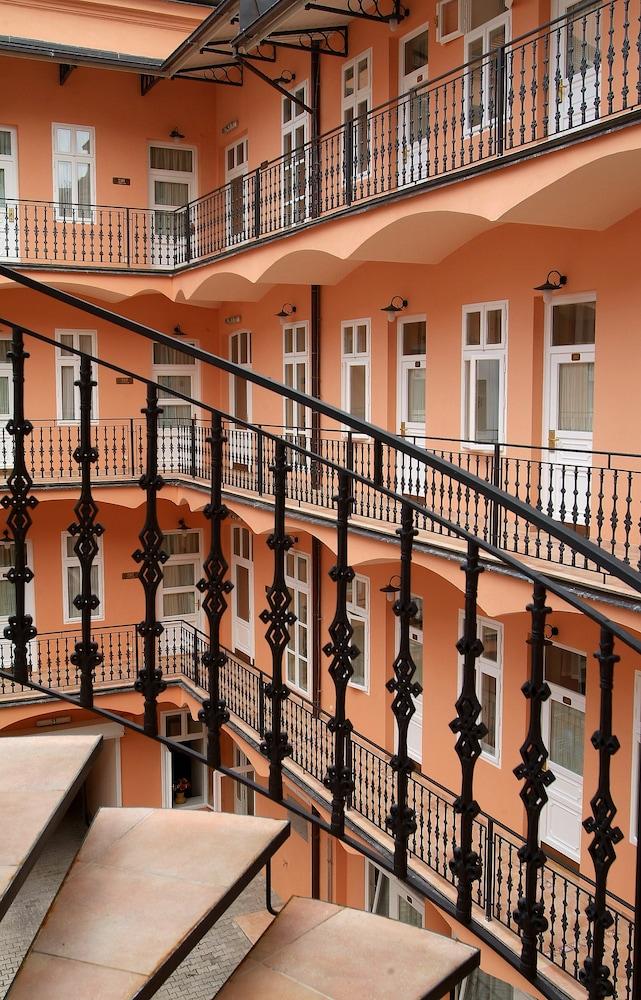 Ariston & Ariston Patio — 1
