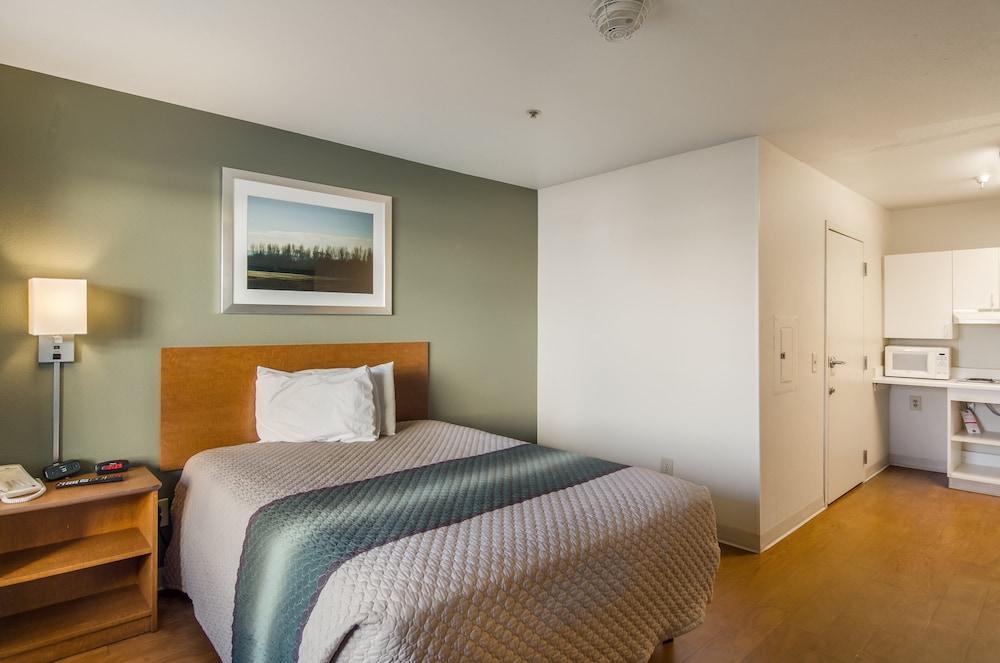 HomeTowne Studios by Red Roof Denver - Airport/Aurora (ex. Crossland Denver - Airport - Aurora) — 9