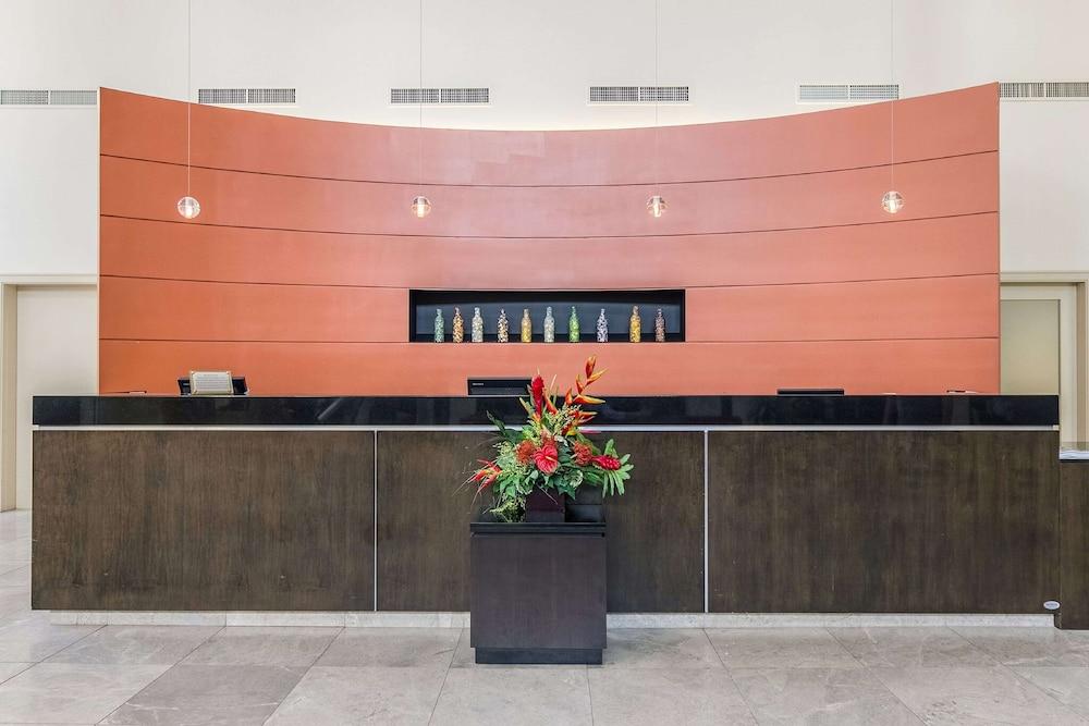 Embassy Suites by Hilton Newark Airport — 10