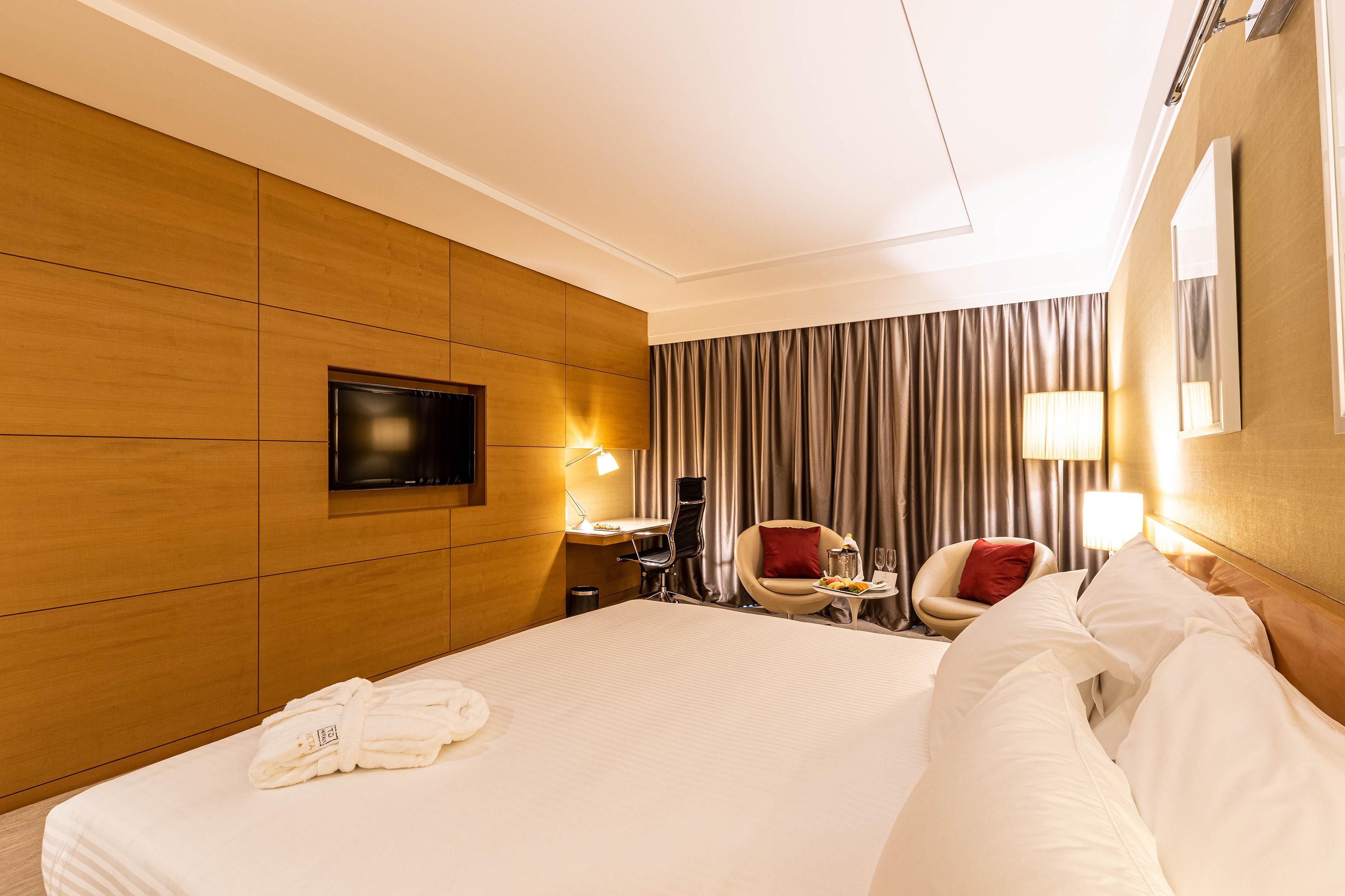 TALATONA CONVENTION HOTEL — 10