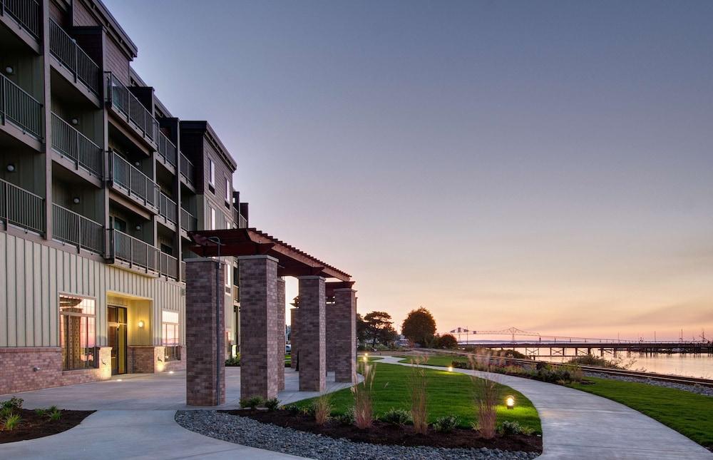 HAMPTON INN AND SUITES ASTORIA — 2