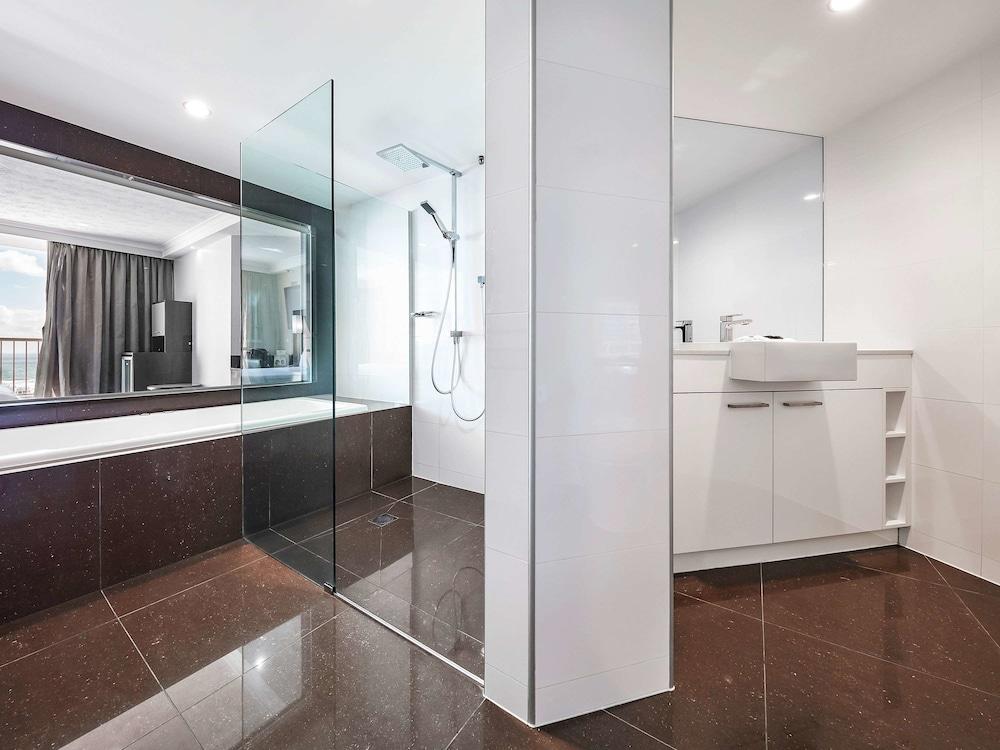 NOVOTEL SURFERS PARADISE — 9