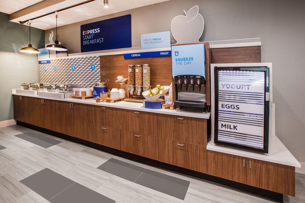 Holiday Inn Express and Suites Aiken — 9