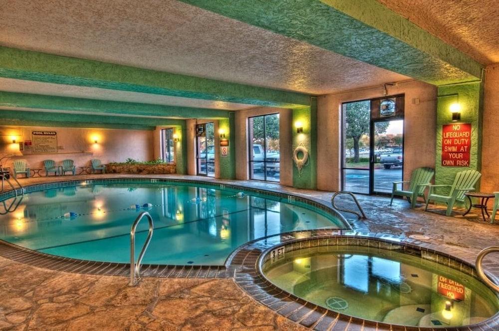 MCM Elegante Suites — 1