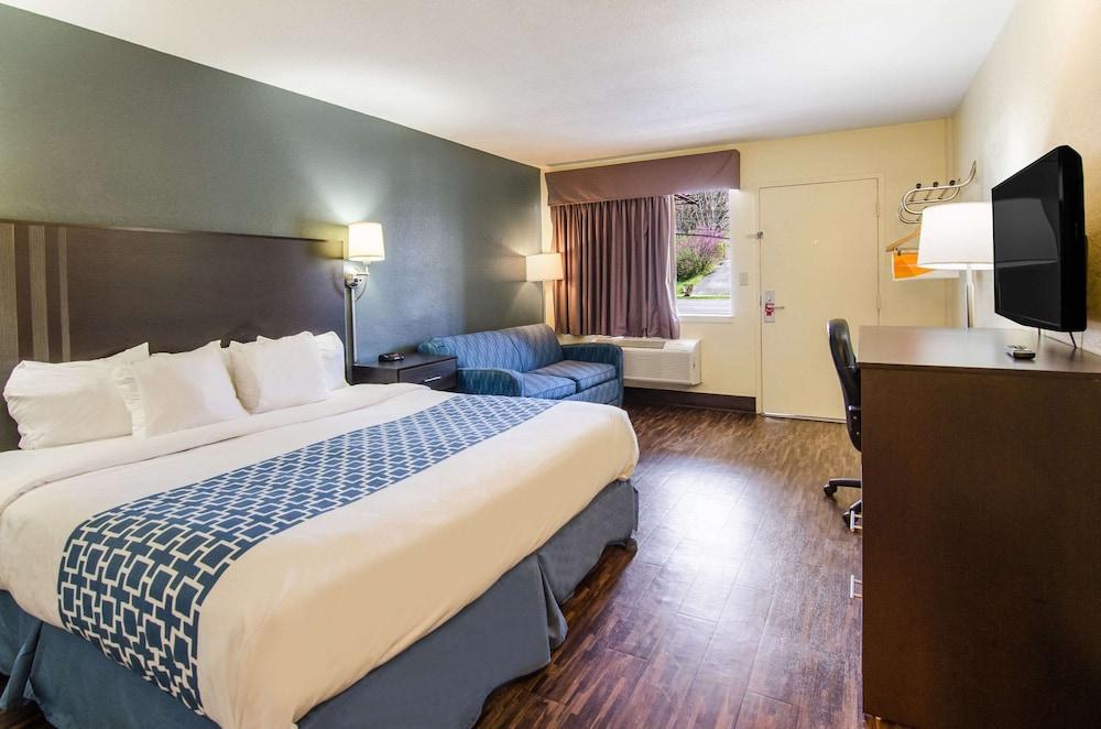 Econo Lodge Near Motor Speedway — 6