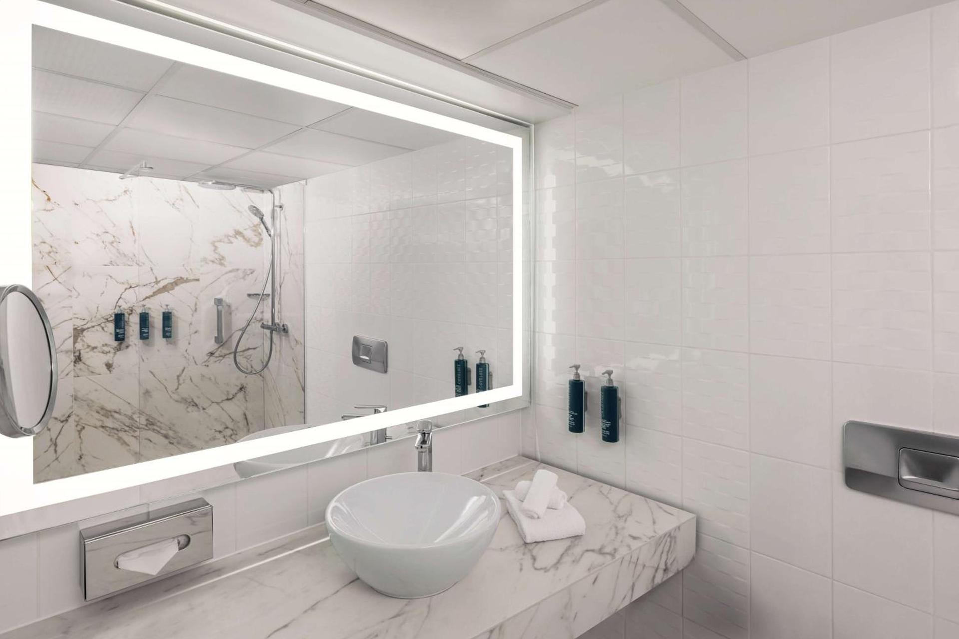 HILTON VIENNA DANUBE WATERFRONT 2304 — 3