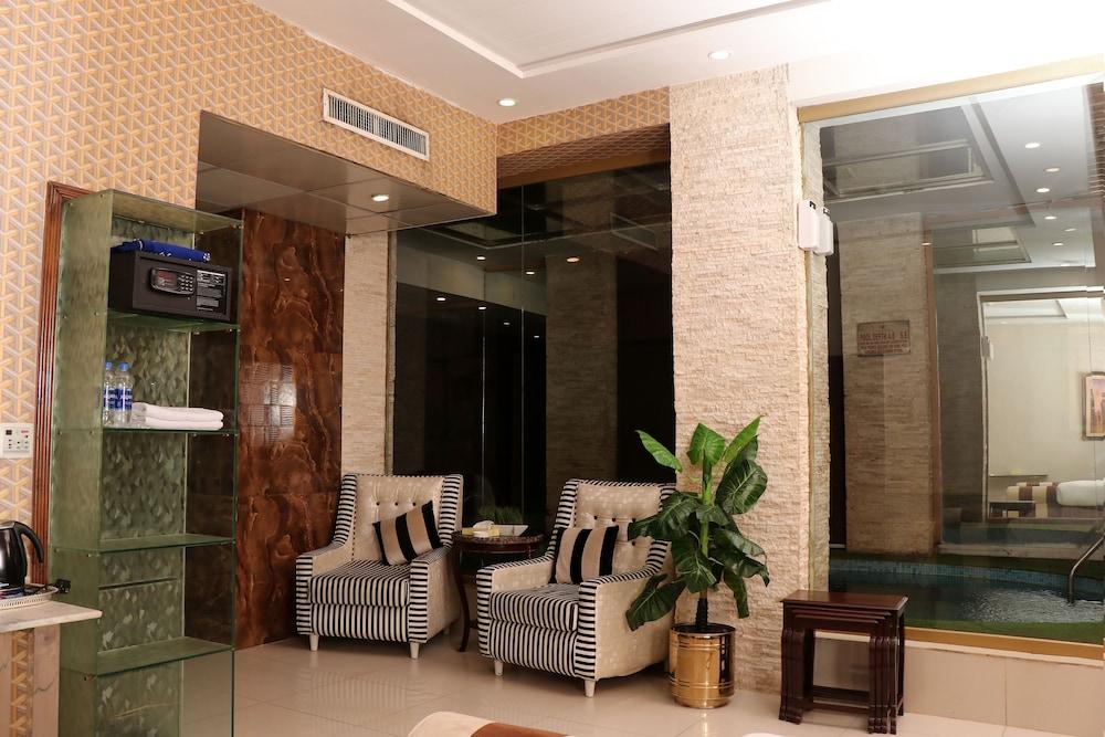 Hilton Suites (Local) 1004535 — 10