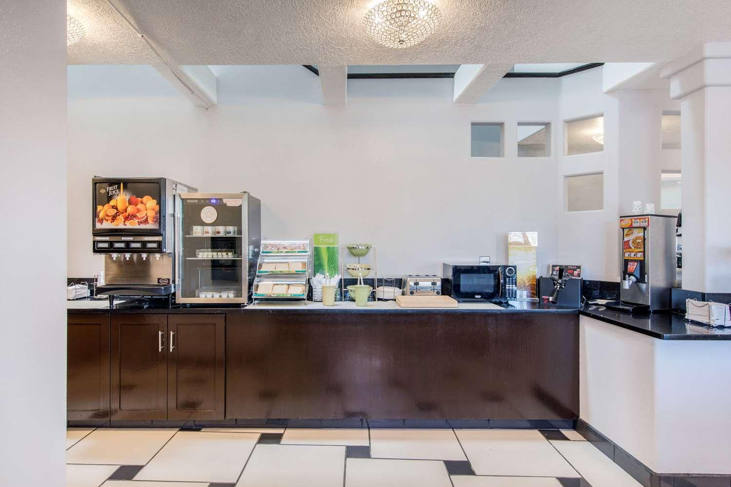 Quality Inn & Suites Albuquerque North Near Balloon Fiesta Park — 6