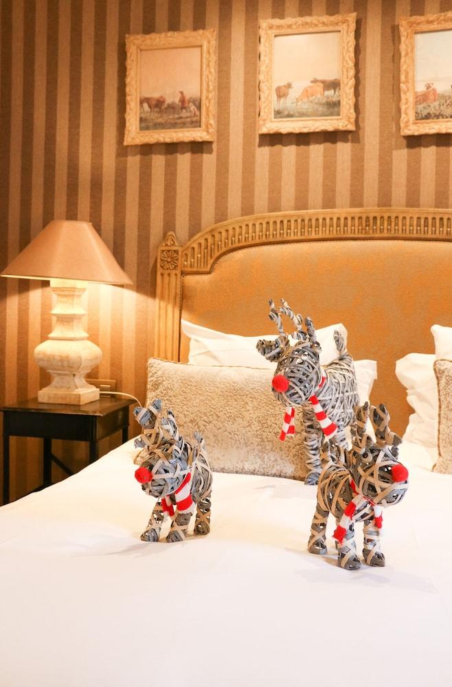 HOTEL CHATEAUBRIAND 7044 — 7