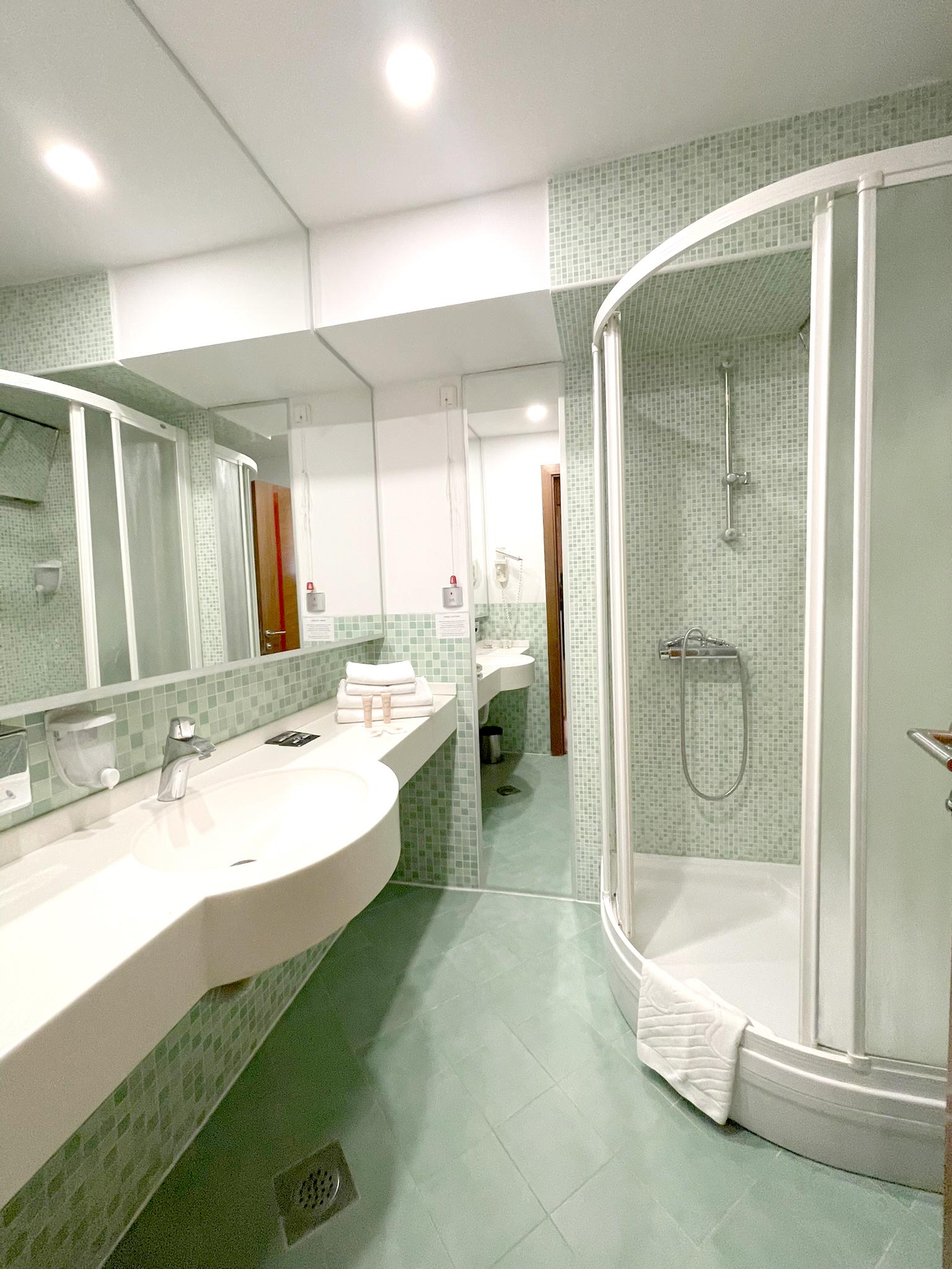 EXCLUSIVE HOTEL 969725 — 8