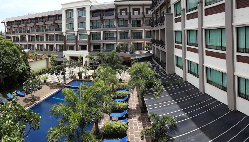 ROYAL EMPIRE HOTEL 137804 — 3