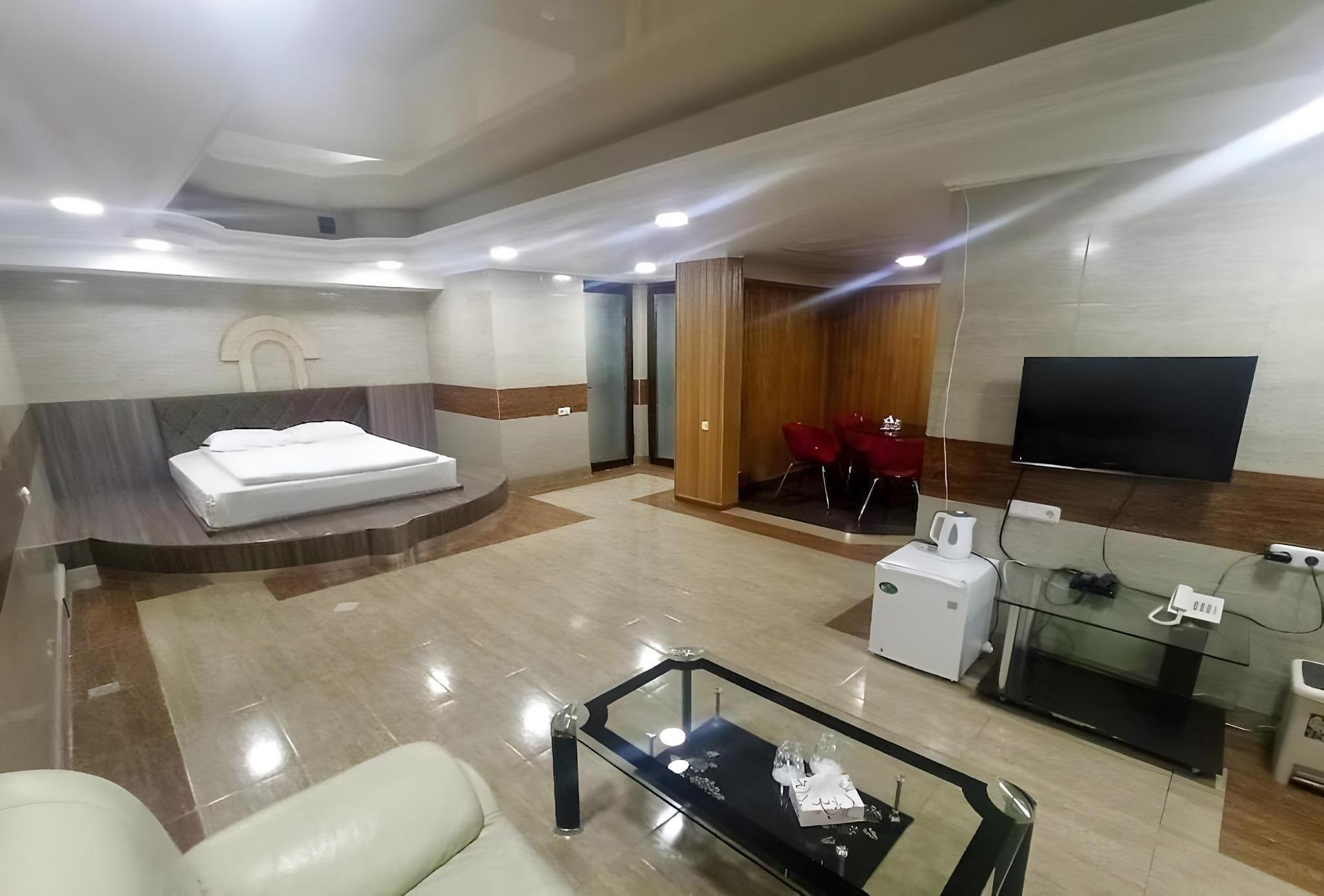 YEREVAN DELUXE HOTEL — 7