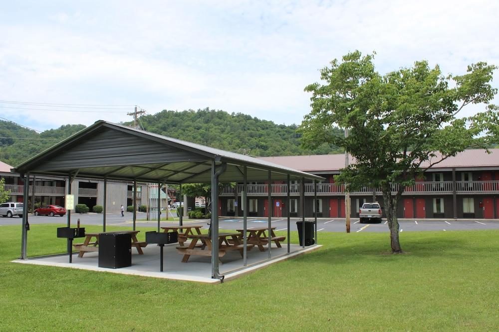 GREAT SMOKIES INN CHEROKEE — 1