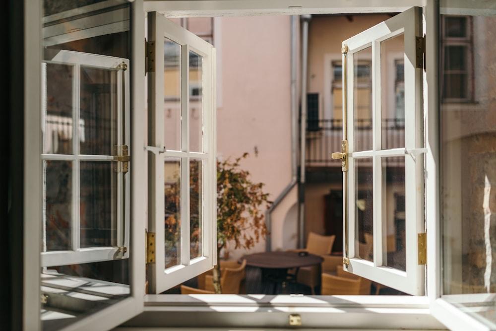 MERCHANT'S HOUSE HOTEL — 5