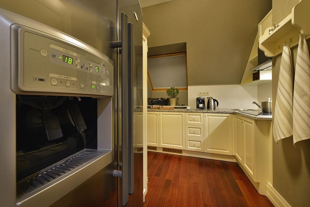 MARROL'S HOTEL — 3