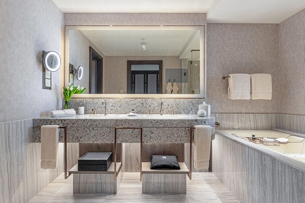 Four Seasons Hotel Riyadh at Kingdom Centre 22174 — 10
