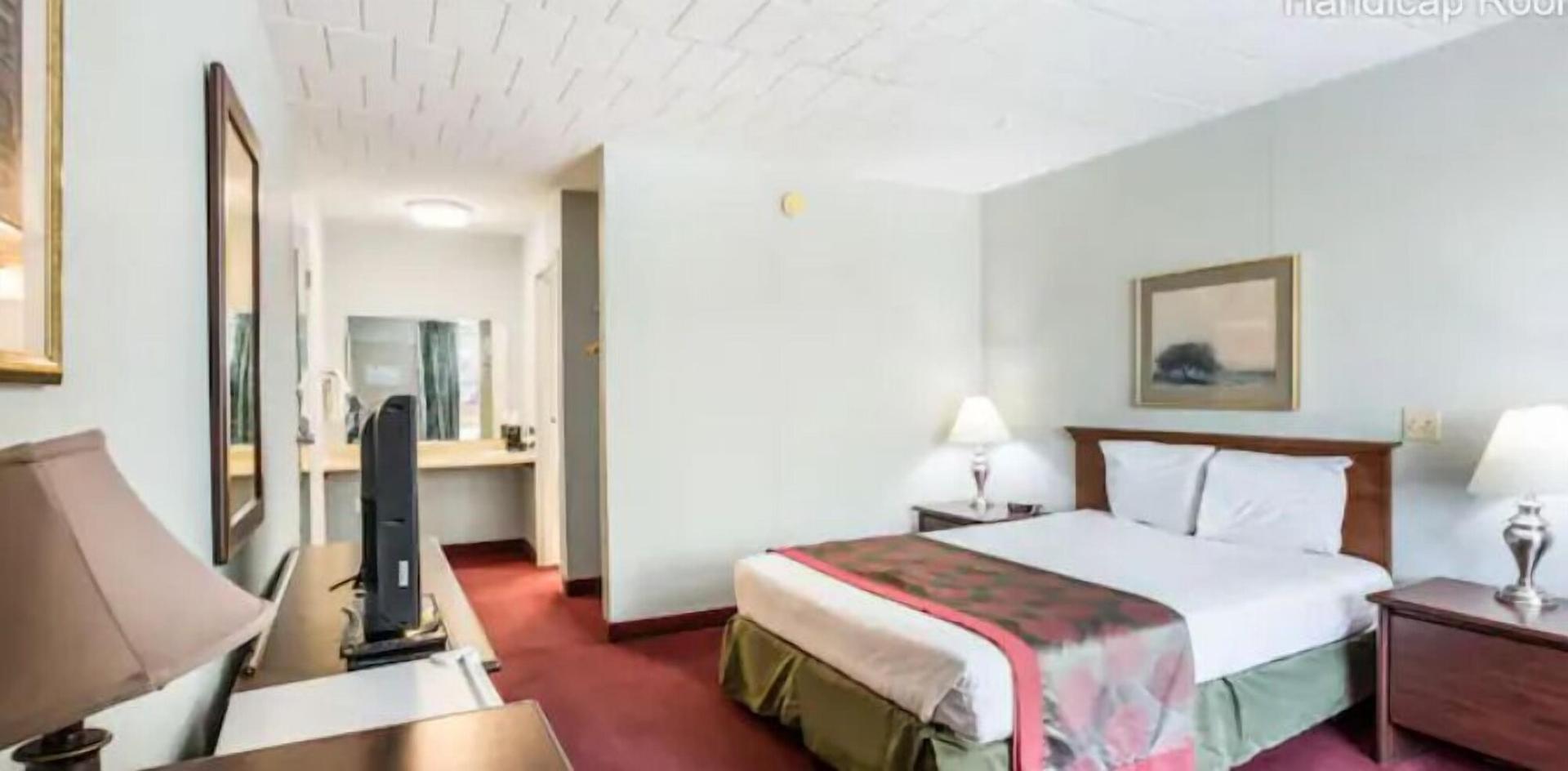 Red Carpet Inn and Suites Hazleton — 5
