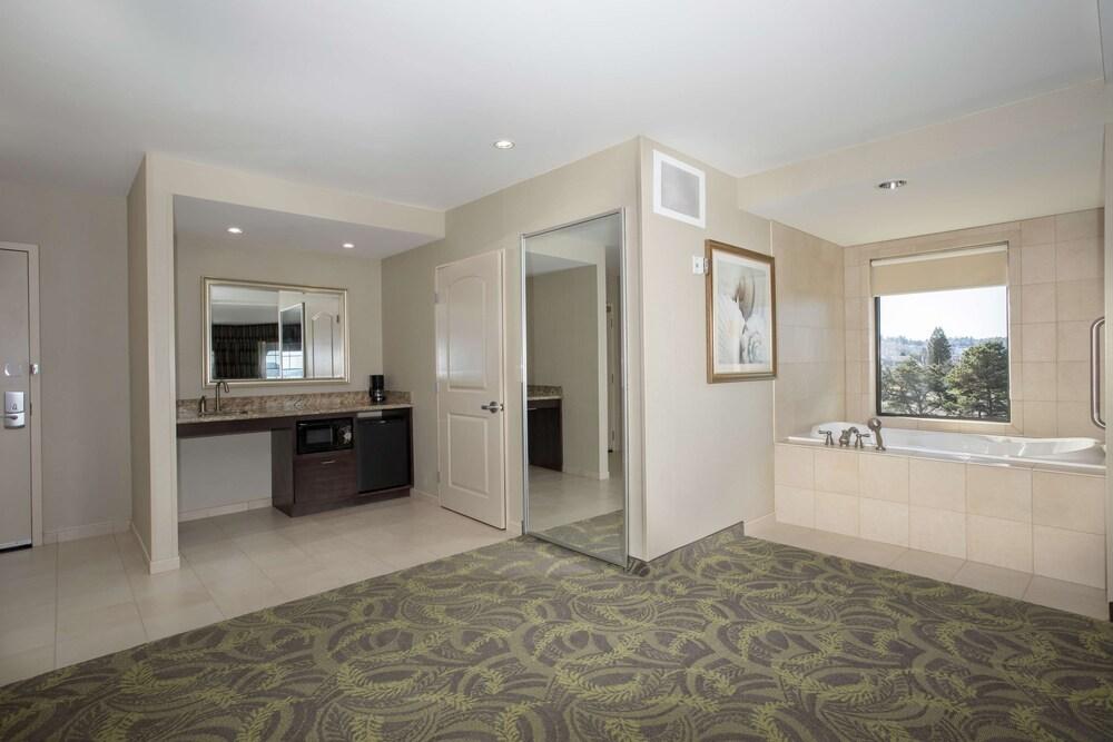 HAMPTON INN AND SUITES ASTORIA — 8