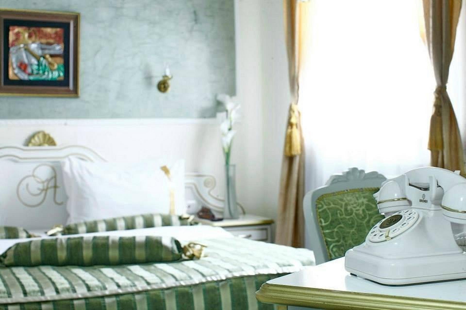 QUEEN'S ASTORIA DESIGN HOTEL — 10