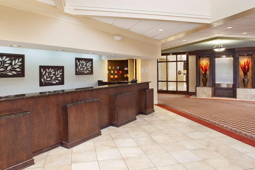 Doubletree By Hilton Fayetteville — 10