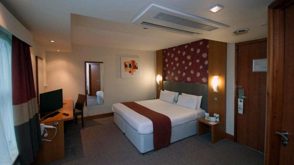 HOLIDAY INN MANCHESTER-CENTRAL PARK — 7