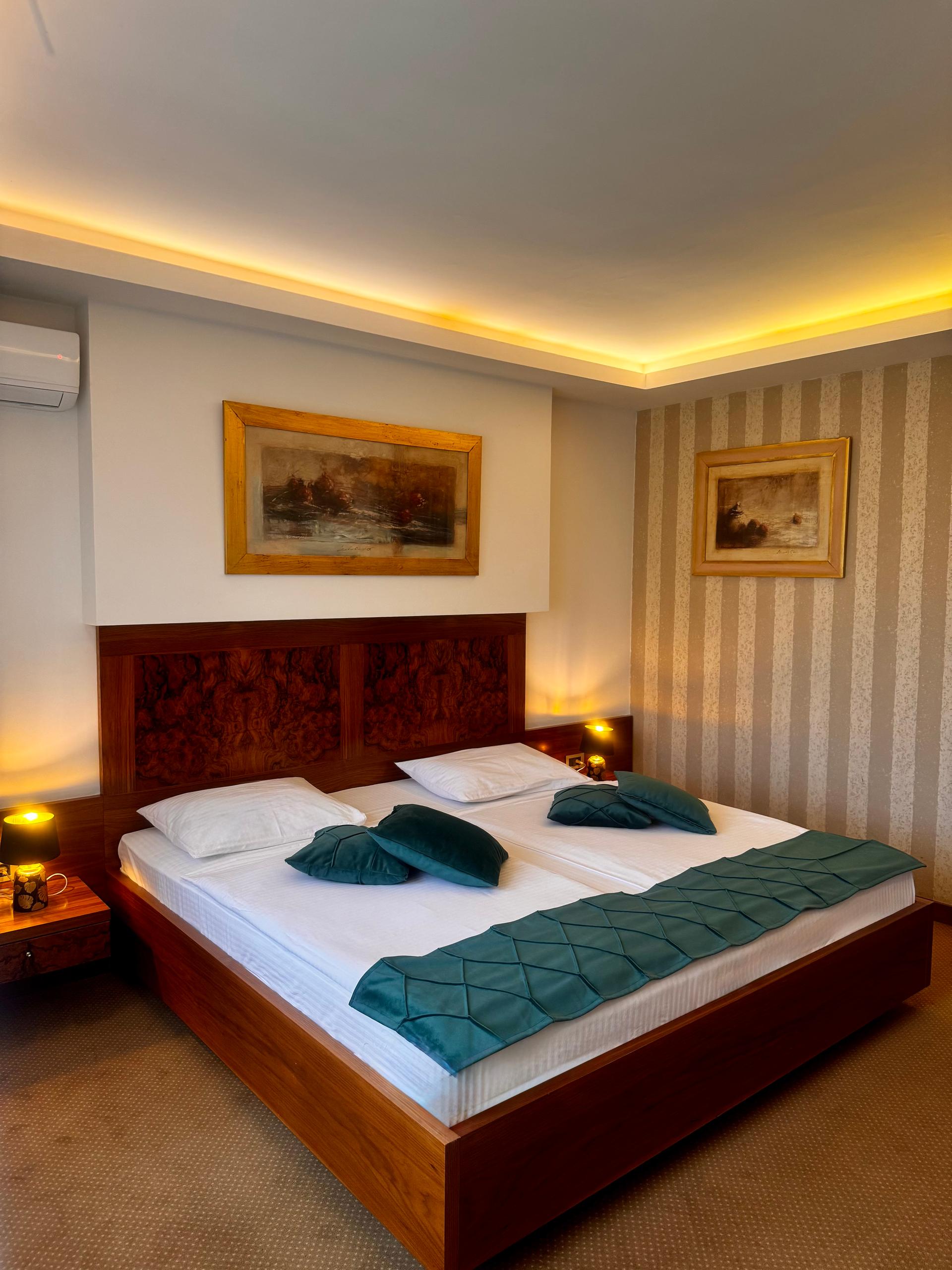 EXCLUSIVE HOTEL 969725 — 4