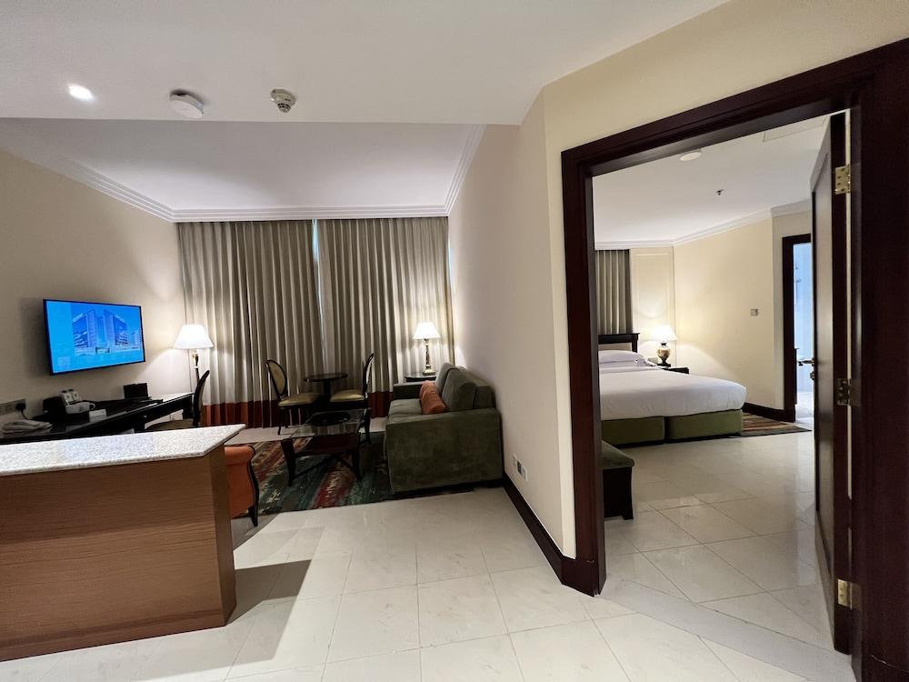 City Seasons Suites Dubai — 1