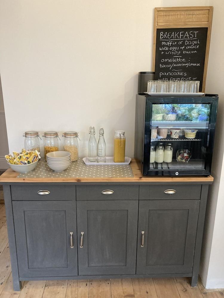 Summer Breeze Guest House - B&B — 1