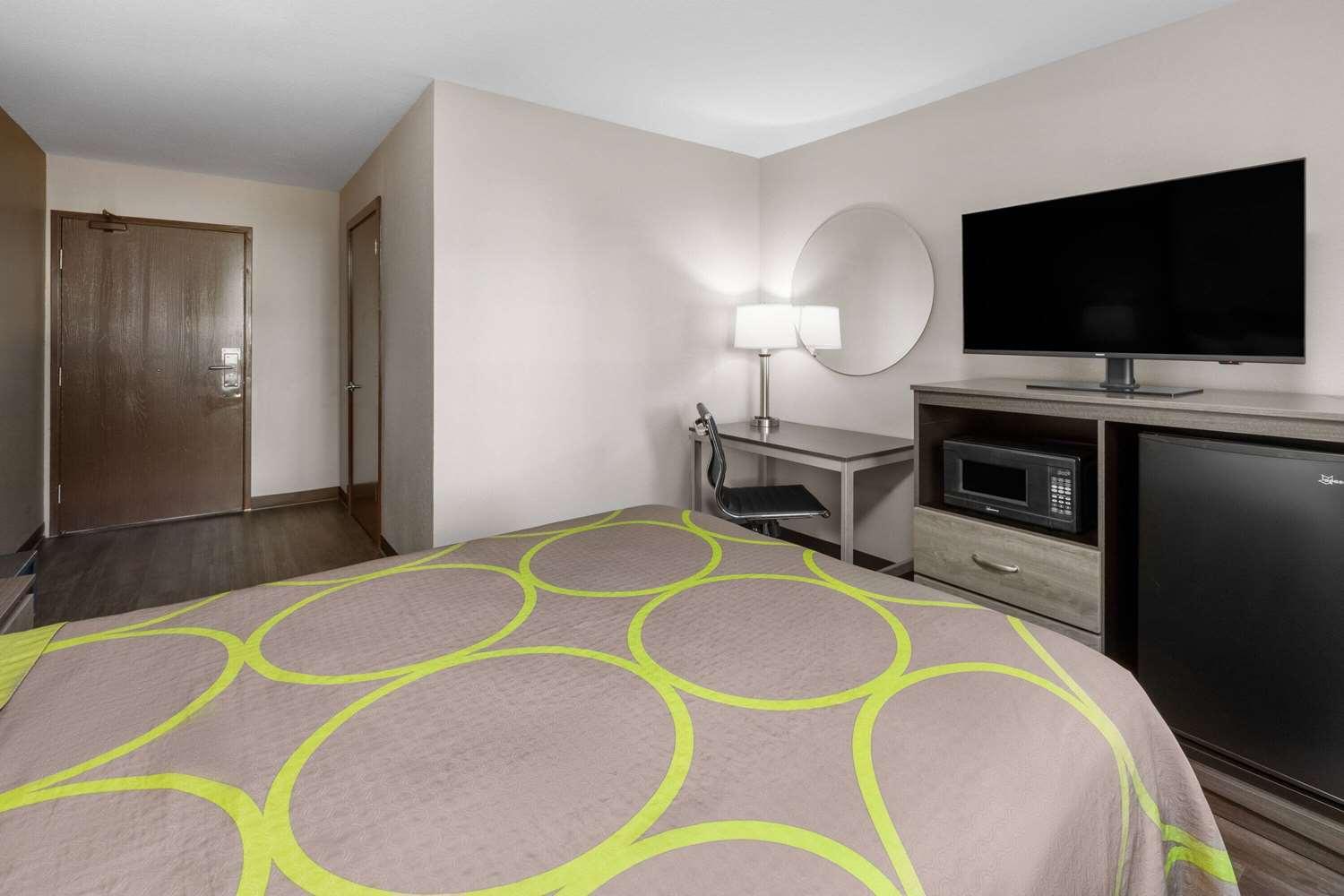 Super 8 By Wyndham Fairmont, WV — 1
