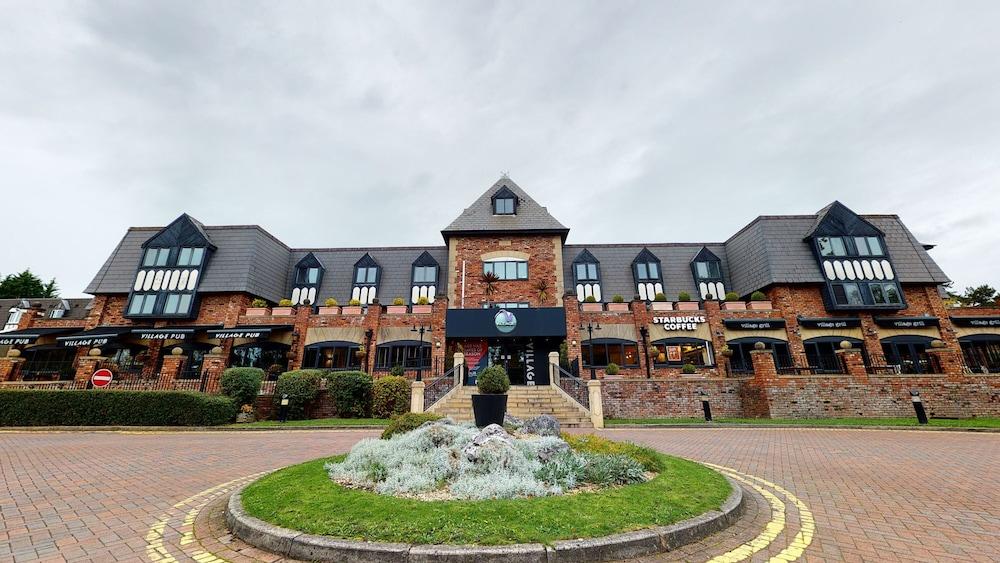 Village Urban Resort Manchester Cheadle — 1